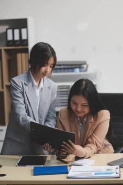 İşçiler bunları şirket konferansında tartışıyor.