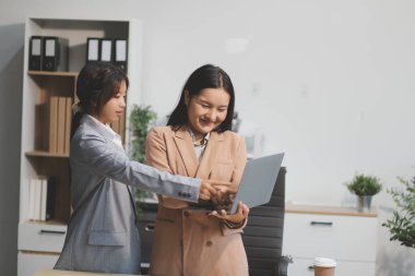 İşçiler bunları şirket konferansında tartışıyor.