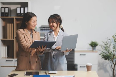 İşçiler bunları şirket konferansında tartışıyor.