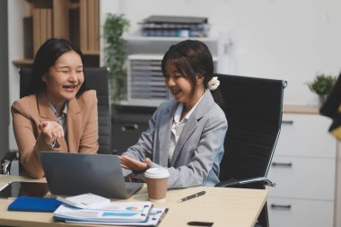 İşçiler bunları şirket konferansında tartışıyor.