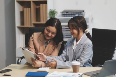 İşçiler bunları şirket konferansında tartışıyor.