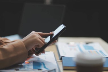 İş belgeleri işadamı yasal belge gözden geçirme belgeleri veya analiz raporları, vergi belgeleri, muhasebe belgeleri, veri sözleşmeleri, ofis ortağı anlaşmaları hazırlayın.