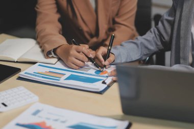 İşçiler bunları şirket konferansında tartışıyor.