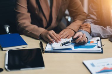 İşçiler bunları şirket konferansında tartışıyor.