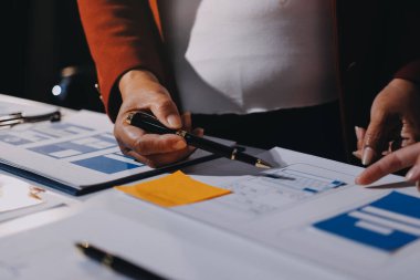 Genç Asyalı iş dünyası yaratıcı takımı mobil uygulama yazılım tasarımı projesinde birlikte çalışıyor. Beyin fırtınası toplantısı, internet teknolojisi, akıllı telefon uygulama tasarımcısı, ofis çalışanı takım çalışması konsepti