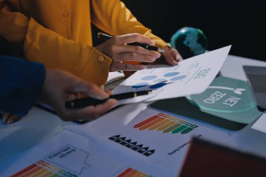 ESG 'nin çevresel sosyal yönetimi, çevre dostu şirket toplantılarında, temiz ve sürdürülebilir gelecekteki ekoloji için çevre korumasını uygulayan iş adamlarıyla dizüstü bilgisayarda sergileniyor. Önde.