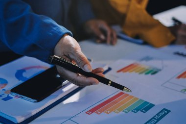 ESG 'nin çevresel sosyal yönetimi, çevre dostu şirket toplantılarında, temiz ve sürdürülebilir gelecekteki ekoloji için çevre korumasını uygulayan iş adamlarıyla dizüstü bilgisayarda sergileniyor. Önde.