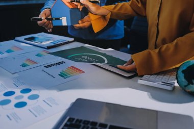 ESG 'nin çevresel sosyal yönetimi, çevre dostu şirket toplantılarında, temiz ve sürdürülebilir gelecekteki ekoloji için çevre korumasını uygulayan iş adamlarıyla dizüstü bilgisayarda sergileniyor. Önde.