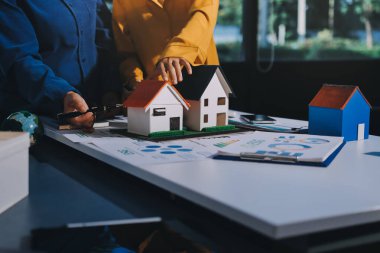 ESG 'nin çevresel sosyal yönetimi, çevre dostu şirket toplantılarında, temiz ve sürdürülebilir gelecekteki ekoloji için çevre korumasını uygulayan iş adamlarıyla dizüstü bilgisayarda sergileniyor. Önde.