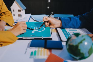 ESG 'nin çevresel sosyal yönetimi, çevre dostu şirket toplantılarında, temiz ve sürdürülebilir gelecekteki ekoloji için çevre korumasını uygulayan iş adamlarıyla dizüstü bilgisayarda sergileniyor. Önde.