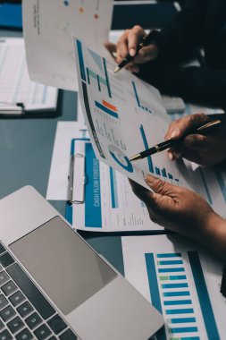 Fon yöneticileri takım danışmanlığı ve ofisteki yatırım borsası analizi hakkında tartışmalar