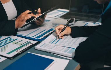 Fon yöneticileri takım danışmanlığı ve ofisteki yatırım borsası analizi hakkında tartışmalar