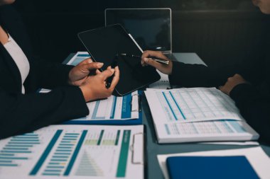 Fon yöneticileri takım danışmanlığı ve ofisteki yatırım borsası analizi hakkında tartışmalar