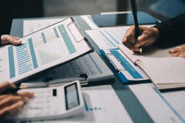 Fon yöneticileri takım danışmanlığı ve ofisteki yatırım borsası analizi hakkında tartışmalar