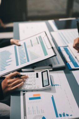 Fon yöneticileri takım danışmanlığı ve ofisteki yatırım borsası analizi hakkında tartışmalar