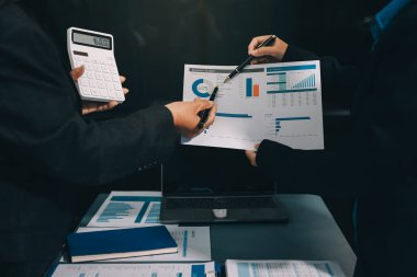 Fon yöneticileri takım danışmanlığı ve ofisteki yatırım borsası analizi hakkında tartışmalar