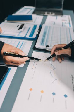 Fon yöneticileri takım danışmanlığı ve ofisteki yatırım borsası analizi hakkında tartışmalar