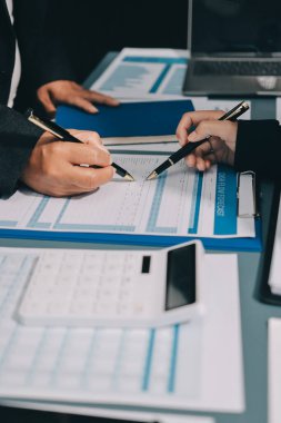 Fon yöneticileri takım danışmanlığı ve ofisteki yatırım borsası analizi hakkında tartışmalar