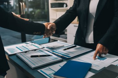 İş birleşme ve satın alma, başarılı müzakere, tokalaşma, ortaklık ve iş anlaşması konseptine ortak olmak için iki iş adamı el sıkışması.