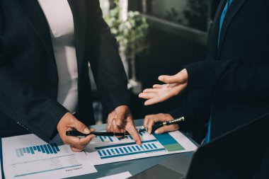 İş adamları iş stratejilerini analiz ediyor ve planlıyorlar.