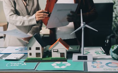 Karbon dengeli fiyat raporu CO2 emisyonu. ESG etik KOBİ ofisindeki gelecekteki büyüme ağı sıfır atığı küresel ısınma sosyal meseleleri projesini koruyor. Bir grup Asyalı SDG 'nin planı