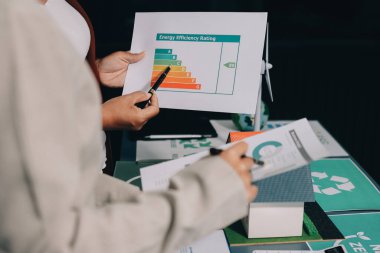 Karbon dengeli fiyat raporu CO2 emisyonu. ESG etik KOBİ ofisindeki gelecekteki büyüme ağı sıfır atığı küresel ısınma sosyal meseleleri projesini koruyor. Bir grup Asyalı SDG 'nin planı