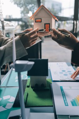 Karbon dengeli fiyat raporu CO2 emisyonu. ESG etik KOBİ ofisindeki gelecekteki büyüme ağı sıfır atığı küresel ısınma sosyal meseleleri projesini koruyor. Bir grup Asyalı SDG 'nin planı