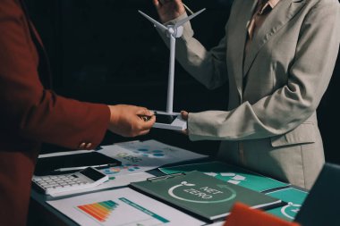 Karbon dengeli fiyat raporu CO2 emisyonu. ESG etik KOBİ ofisindeki gelecekteki büyüme ağı sıfır atığı küresel ısınma sosyal meseleleri projesini koruyor. Bir grup Asyalı SDG 'nin planı