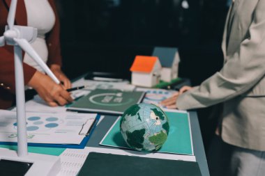 Karbon dengeli fiyat raporu CO2 emisyonu. ESG etik KOBİ ofisindeki gelecekteki büyüme ağı sıfır atığı küresel ısınma sosyal meseleleri projesini koruyor. Bir grup Asyalı SDG 'nin planı