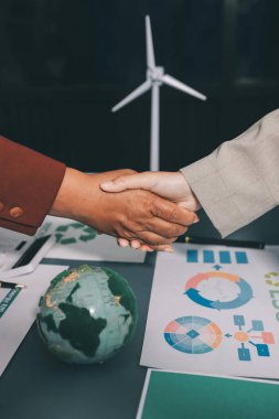 Karbon dengeli fiyat raporu CO2 emisyonu. ESG etik KOBİ ofisindeki gelecekteki büyüme ağı sıfır atığı küresel ısınma sosyal meseleleri projesini koruyor. Bir grup Asyalı SDG 'nin planı