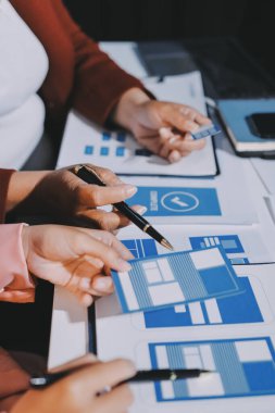 Genç Asyalı iş dünyası yaratıcı takımı mobil uygulama yazılım tasarımı projesinde birlikte çalışıyor. Beyin fırtınası toplantısı, internet teknolojisi, akıllı telefon uygulama tasarımcısı, ofis çalışanı takım çalışması konsepti