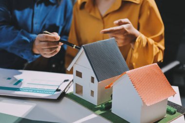 ESG 'nin çevresel sosyal yönetimi, çevre dostu şirket toplantılarında, temiz ve sürdürülebilir gelecekteki ekoloji için çevre korumasını uygulayan iş adamlarıyla dizüstü bilgisayarda sergileniyor. Önde.