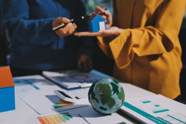 ESG 'nin çevresel sosyal yönetimi, çevre dostu şirket toplantılarında, temiz ve sürdürülebilir gelecekteki ekoloji için çevre korumasını uygulayan iş adamlarıyla dizüstü bilgisayarda sergileniyor. Önde.