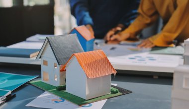 ESG 'nin çevresel sosyal yönetimi, çevre dostu şirket toplantılarında, temiz ve sürdürülebilir gelecekteki ekoloji için çevre korumasını uygulayan iş adamlarıyla dizüstü bilgisayarda sergileniyor. Önde.