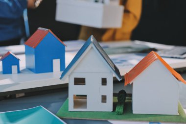 ESG 'nin çevresel sosyal yönetimi, çevre dostu şirket toplantılarında, temiz ve sürdürülebilir gelecekteki ekoloji için çevre korumasını uygulayan iş adamlarıyla dizüstü bilgisayarda sergileniyor. Önde.