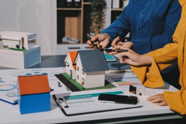 ESG 'nin çevresel sosyal yönetimi, çevre dostu şirket toplantılarında, temiz ve sürdürülebilir gelecekteki ekoloji için çevre korumasını uygulayan iş adamlarıyla dizüstü bilgisayarda sergileniyor. Önde.