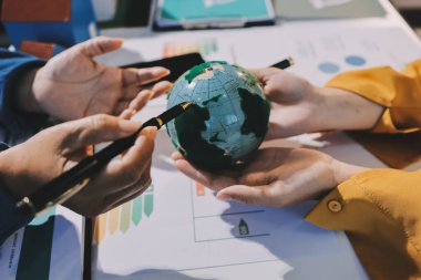 ESG 'nin çevresel sosyal yönetimi, çevre dostu şirket toplantılarında, temiz ve sürdürülebilir gelecekteki ekoloji için çevre korumasını uygulayan iş adamlarıyla dizüstü bilgisayarda sergileniyor. Önde.
