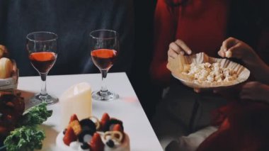 Arkadaşlar lezzetli yiyor ve akşam yemeğinin tadını çıkarıyor.