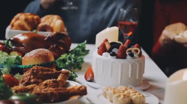Masada bir sürü çeşit tatlı ve pasta var.