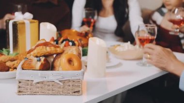 Masadaki lezzetli ve güzel yemek.