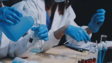 yakın çekim - test tüpü ile bilim adamlarının elleri