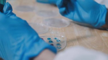 Laboratuvar çalışanı kimyasal deney yapıyor.