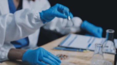 Laboratuvardaki bilim adamı..