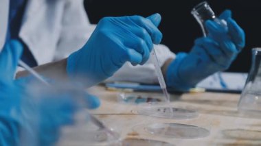 Laboratuvarda laboratuvar asistanı