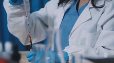 kadın bilim laboratuarında