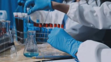 Laboratuvarda çalışan kadın bilim adamı.