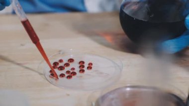 Kırmızı şarap şişesini bir bardakla kapat.