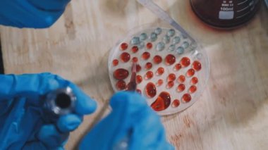 Doktor laboratuvarda kırmızı kanı elinde tutuyordu. tıbbi ve ilaç.