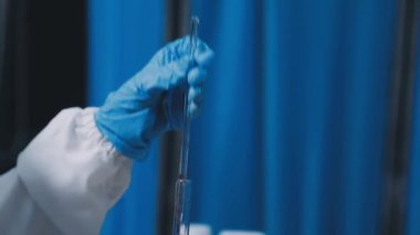 Laboratuvardaki bilim adamı.