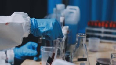 Laboratuvarda bilim adamının yakın çekimi.